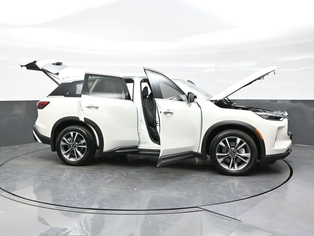 Used 2023 White INFINITI LUXE image 46