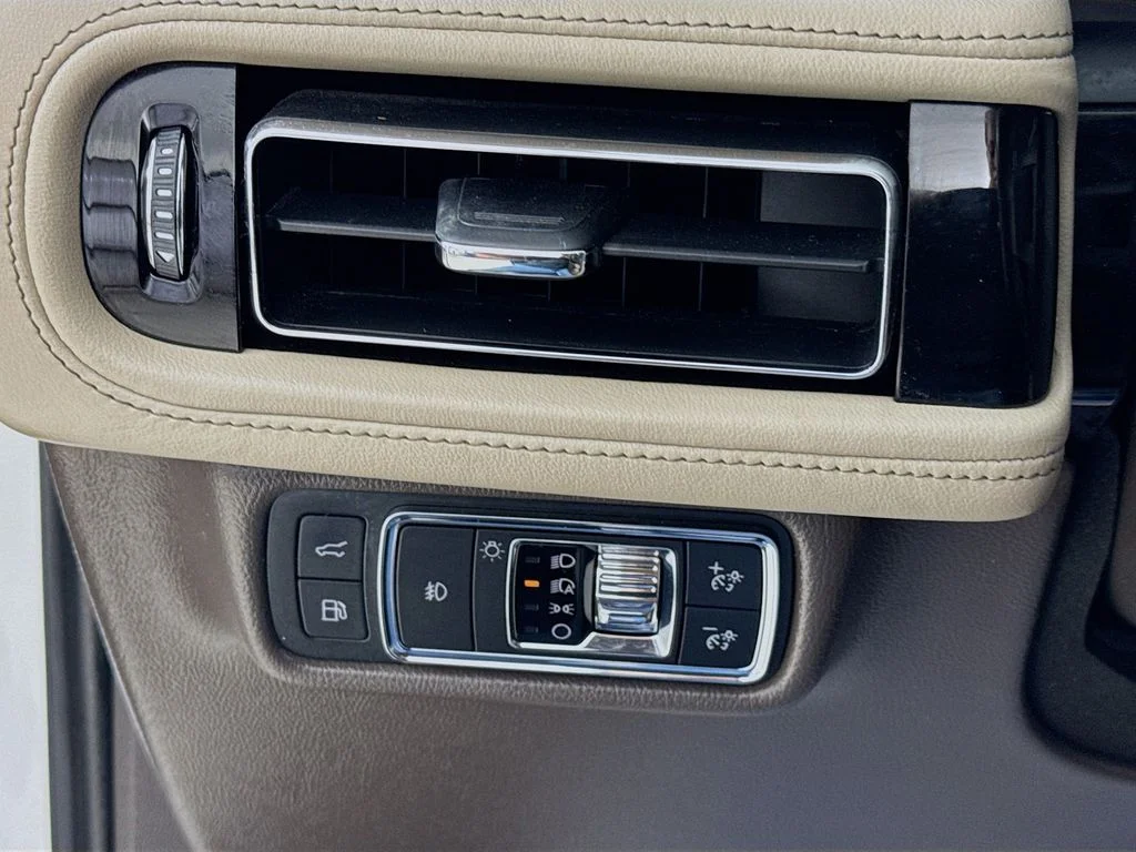 Used 2020 White Metallic Lincoln Grand Touring image 12