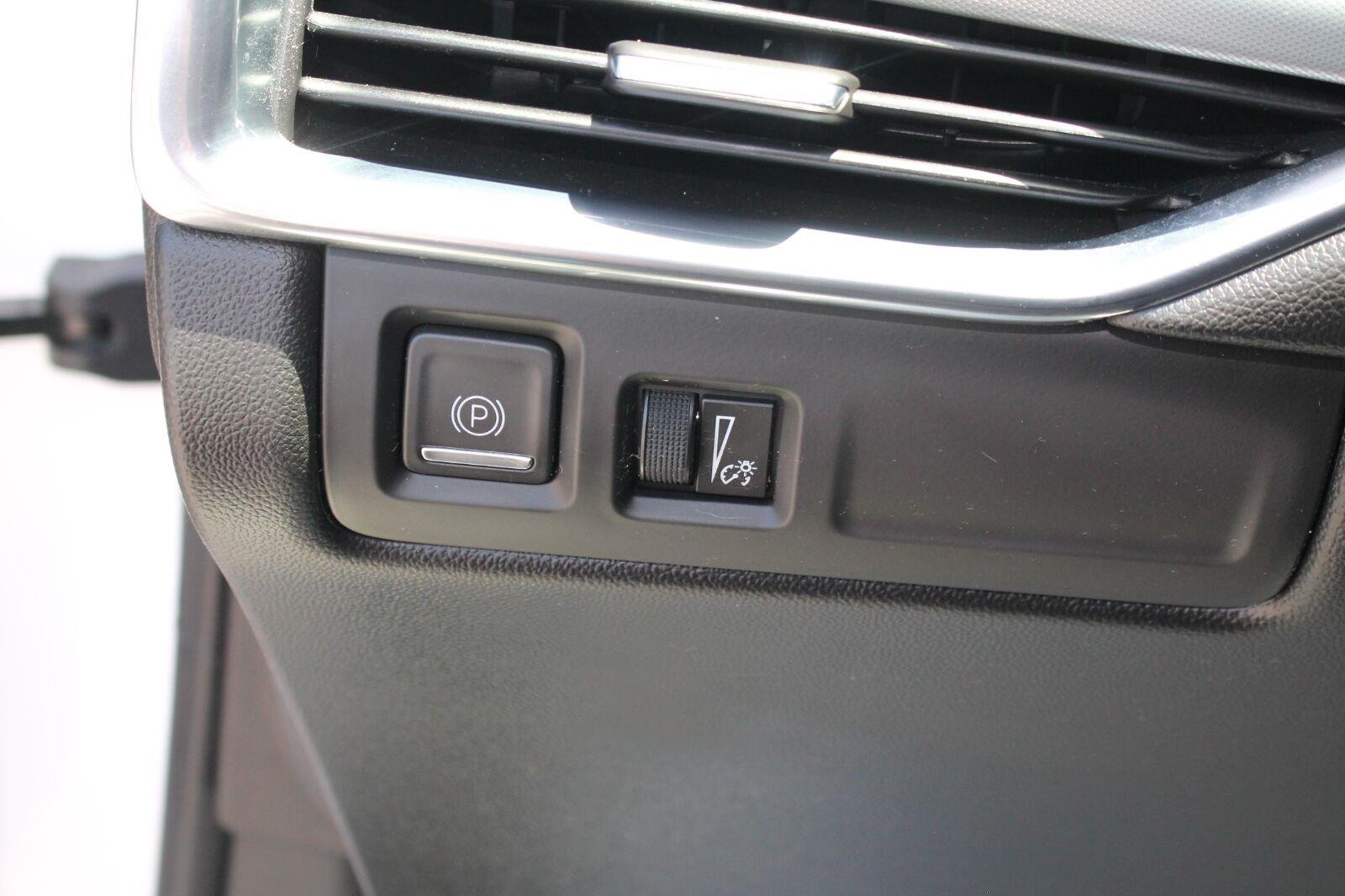 Used 2021 CRYSTAL WHITE TRICOAT Cadillac AWD Premium Luxury image 19