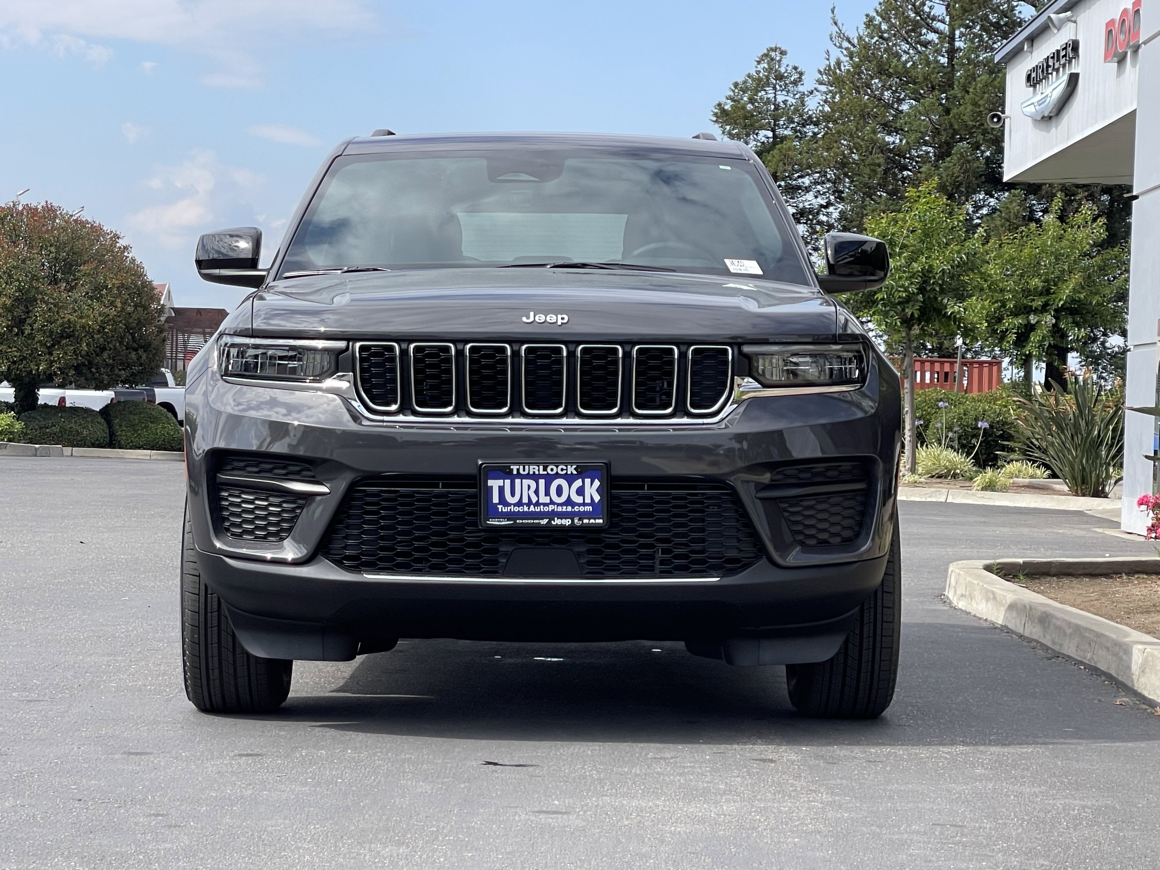 New 2026 Baltic Gray Metallic Clear-Coat Exterior Paint Jeep Laredo image 3