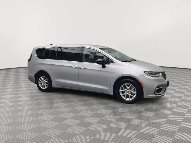 Used 2024 Silver Mist Clearcoat Chrysler Touring L image 40