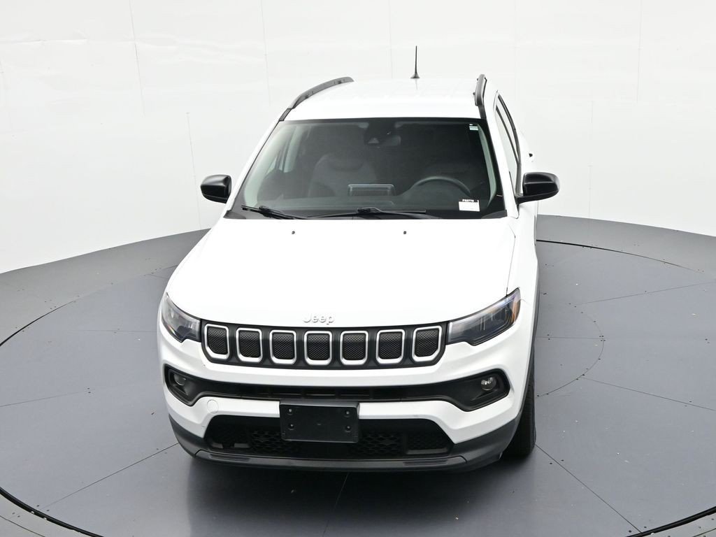 Used 2022 Bright White Clearcoat Jeep Latitude image 16
