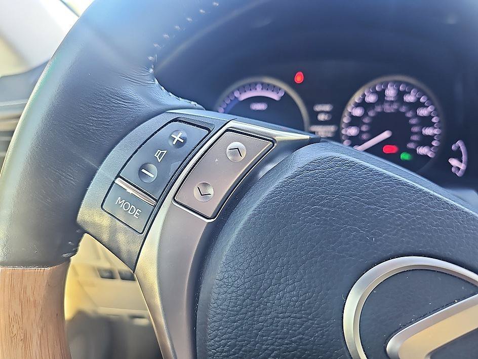 Used 2015 Starfire Pearl Lexus Hybrid image 21
