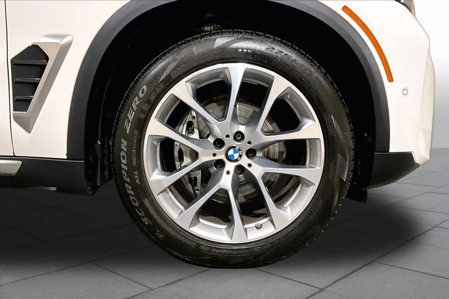 Used 2024 Alpine White BMW xDrive40i image 10