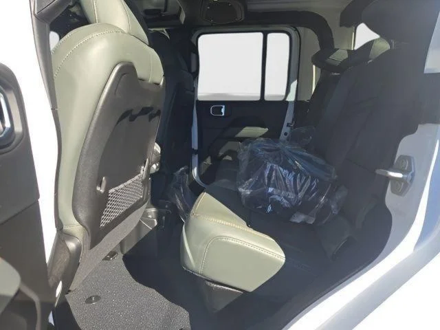 New 2026 Bright White Clear-Coat Exterior Paint Jeep Mojave image 17