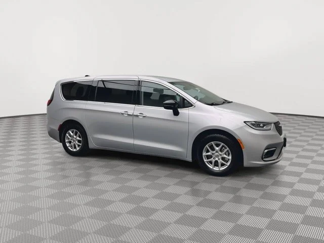Used 2024 Silver Mist Clearcoat Chrysler Touring L image 40