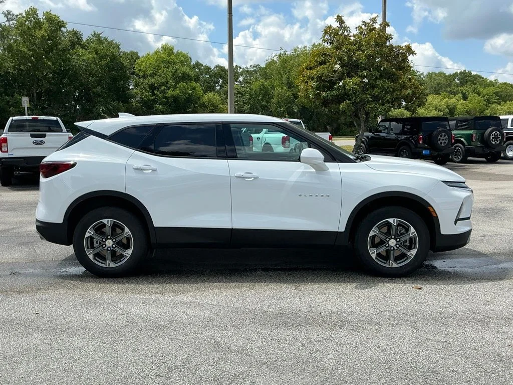 Used 2025 White Chevrolet LT image 8
