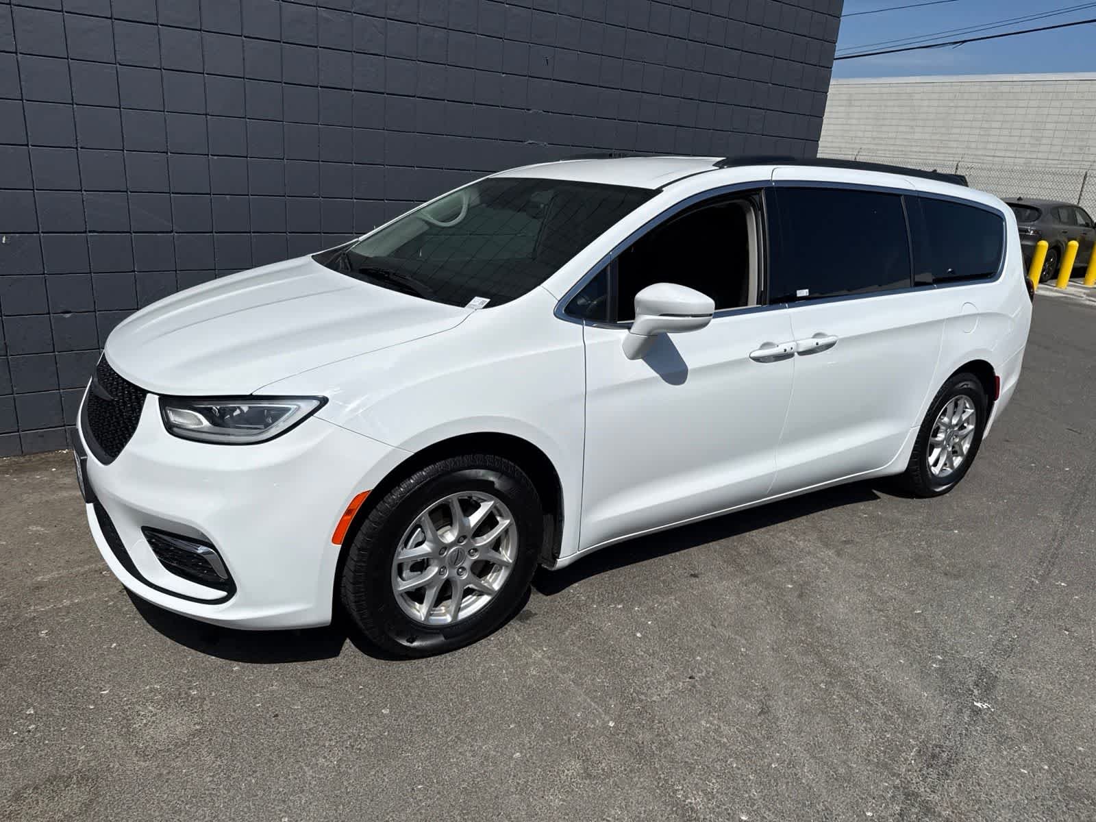 Used 2022 Bright White Clearcoat Chrysler Touring L image 26