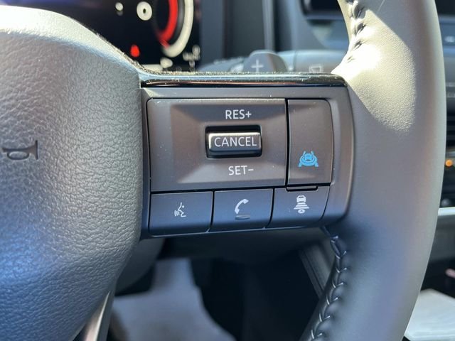 New 2026 Champagne Silver Metallic / Super Black Two-tone Nissan Platinum image 29