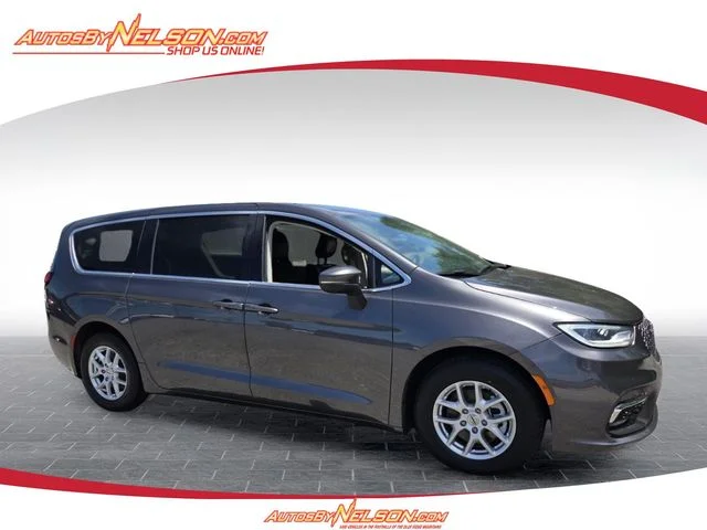 2023 Chrysler Pacifica Touring L's photo