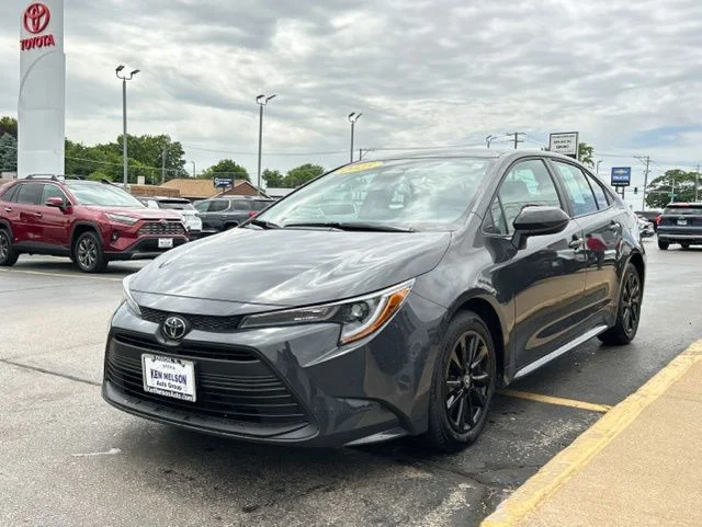 Used 2025  Toyota LE image 5