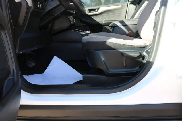 Used 2022 White Metallic Ford SE image 8