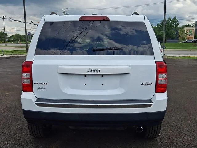 Used 2017 White Jeep Latitude image 9
