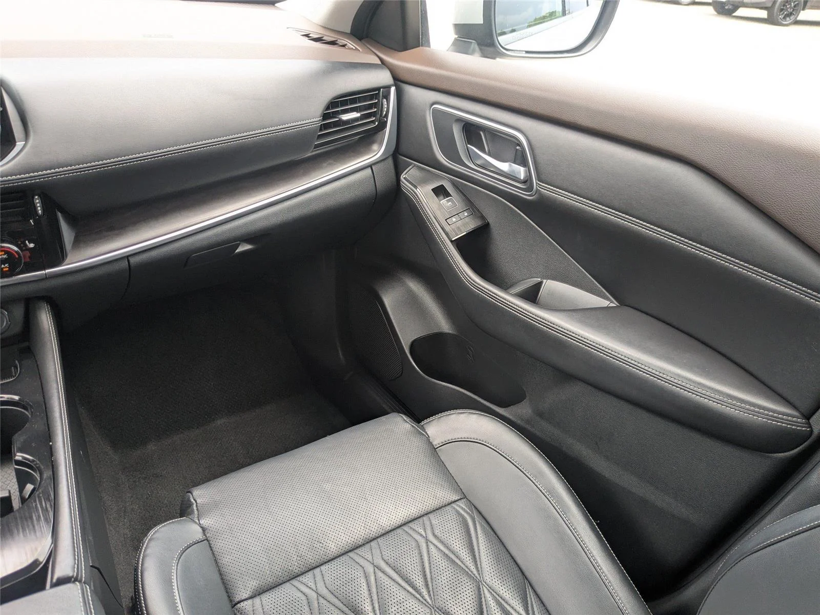 Used 2022 Brilliant Silver Metallic Nissan Platinum image 16
