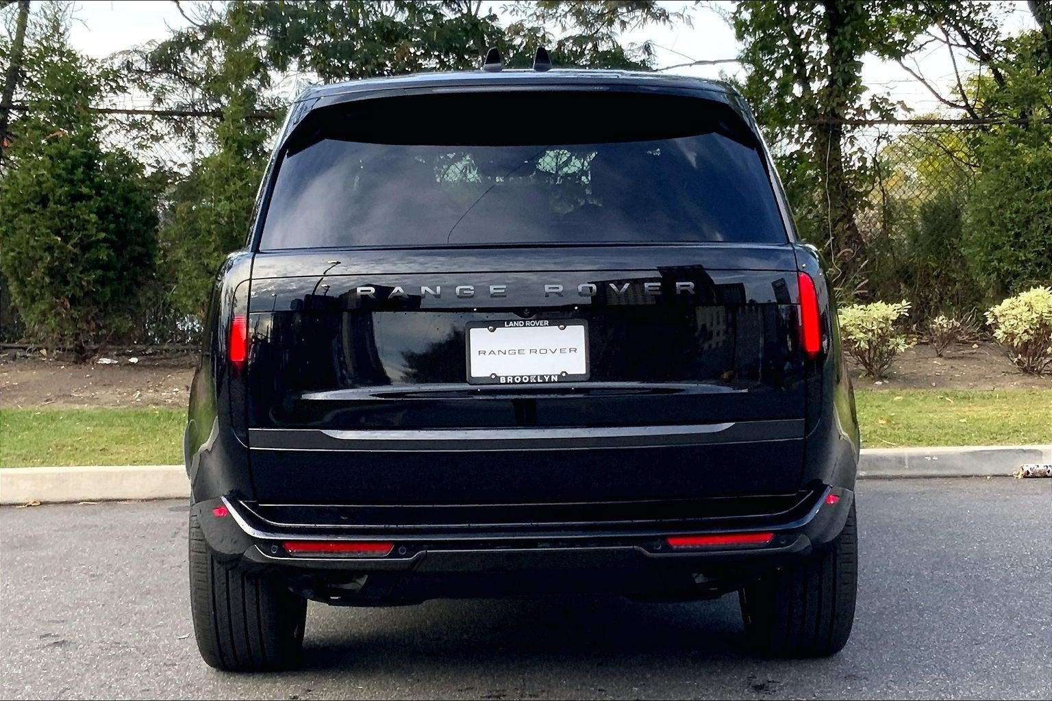 New 2027 Santorini Black Land Rover SE image 4