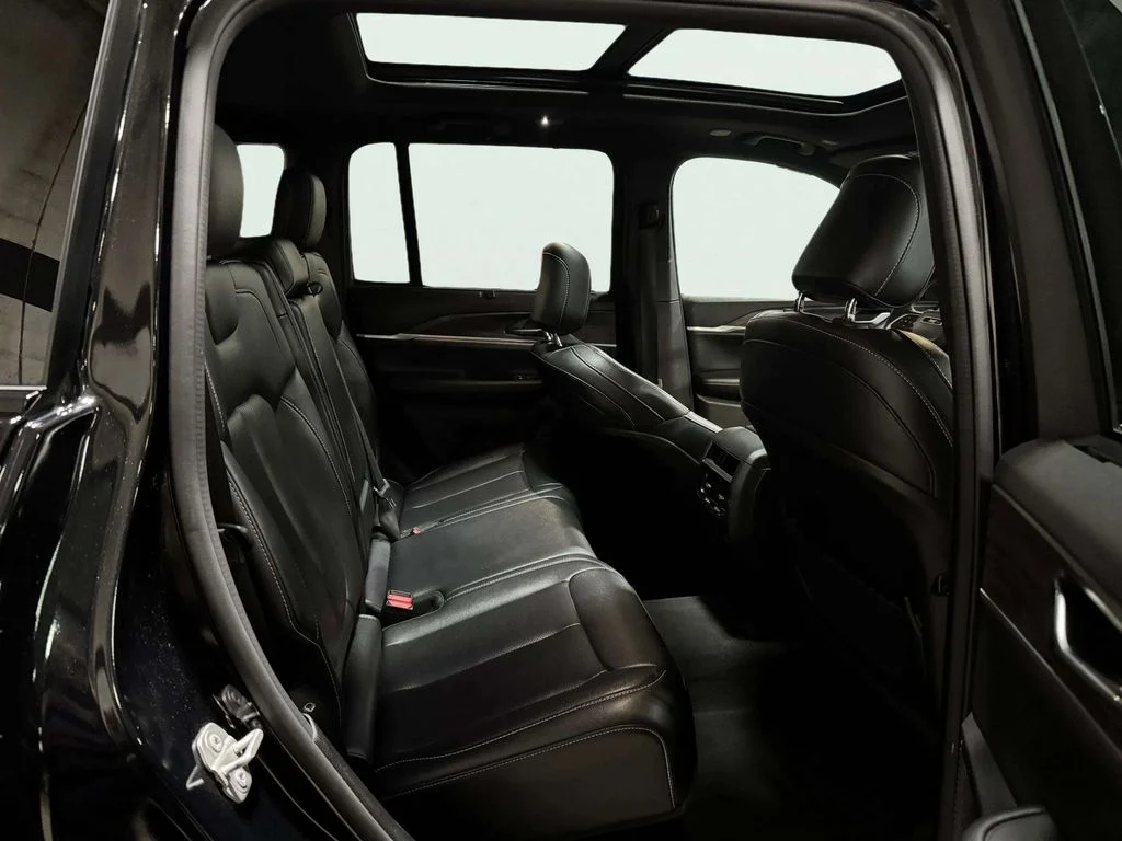 Used 2024 Diamond Black Crystal Pearlcoat Jeep Limited image 25