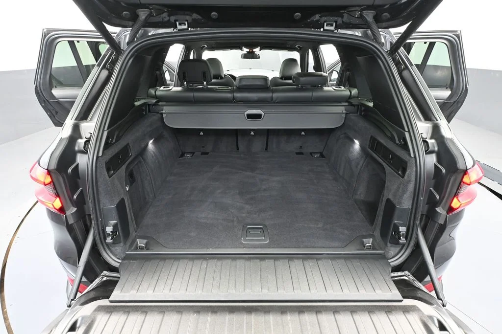 Used 2023 Gray BMW xDrive40i image 41