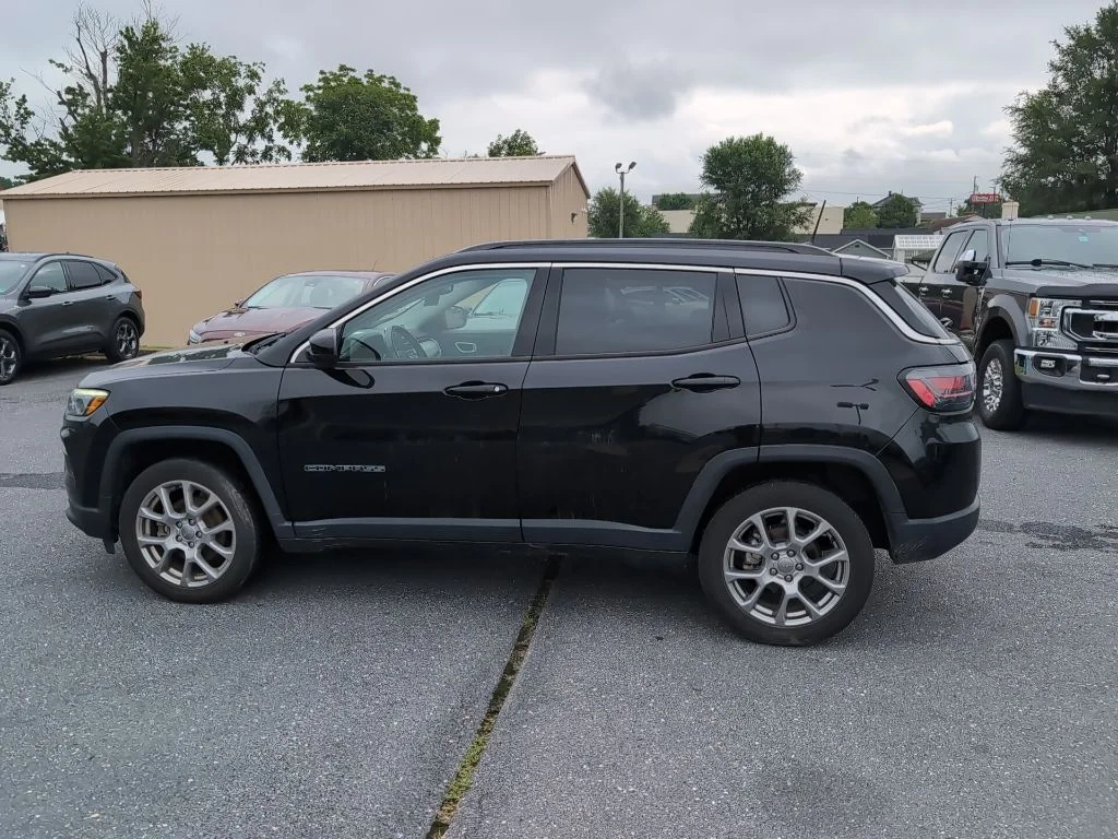 Certified Used 2022 Black Jeep Latitude Lux image 8