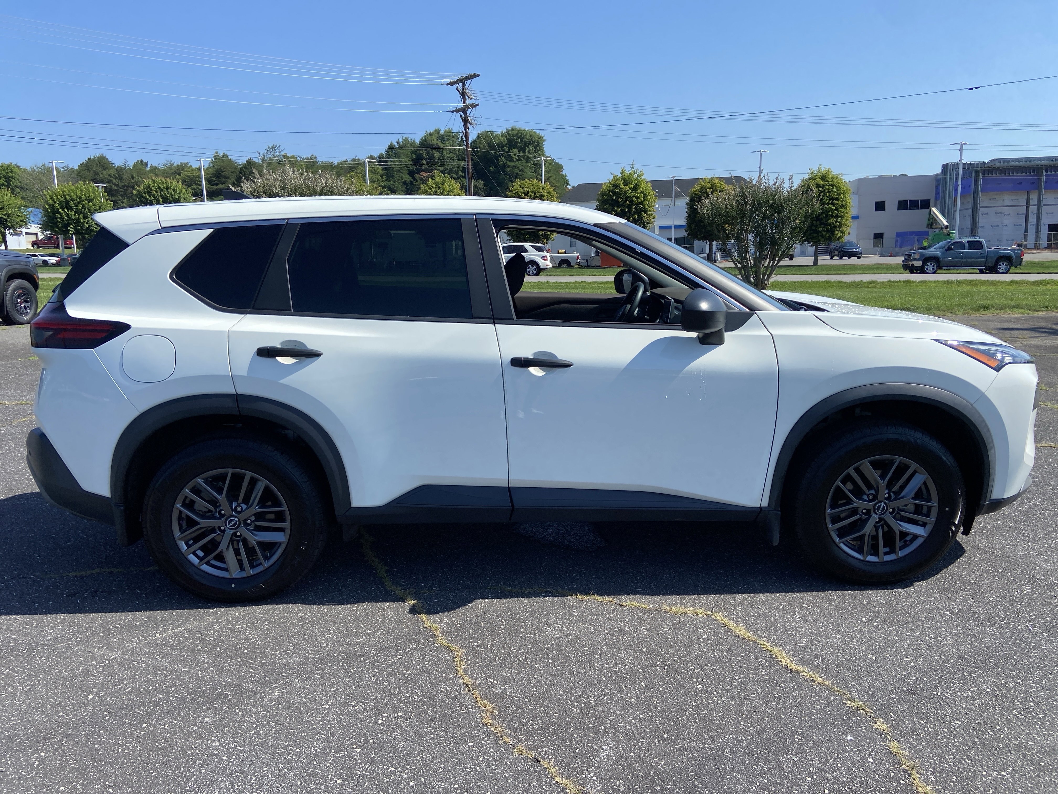 Used 2023 Glacier White Nissan S image 4