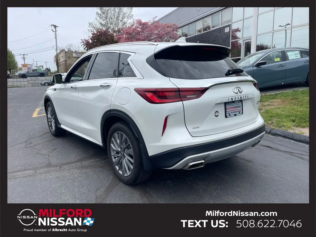 Used 2023 White INFINITI LUXE image 3