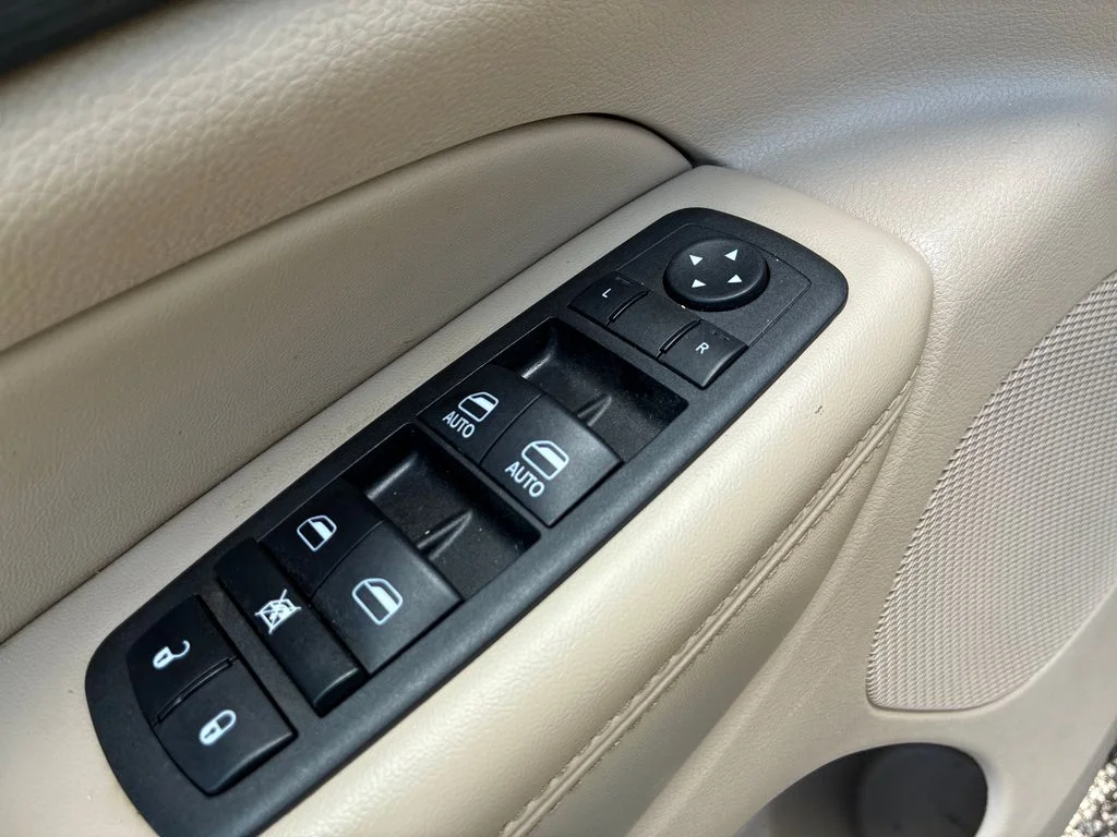 Used 2022 Black Jeep Laredo E image 25