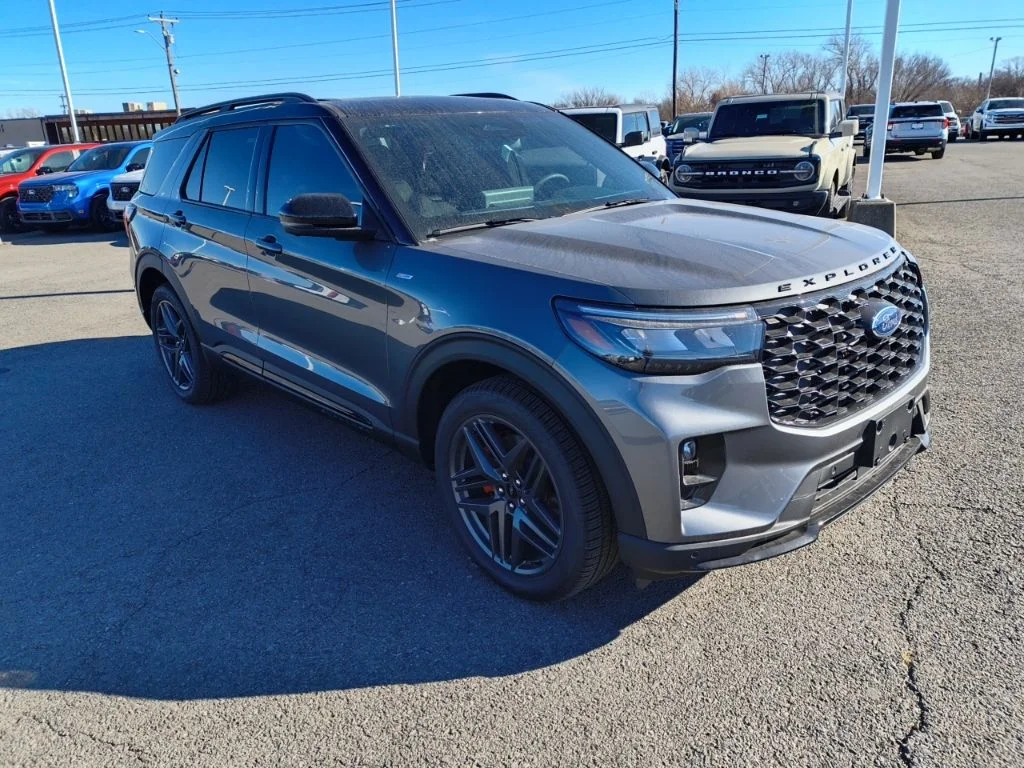 New 2026 Carbonized Gray Metallic Ford ST-Line image 7