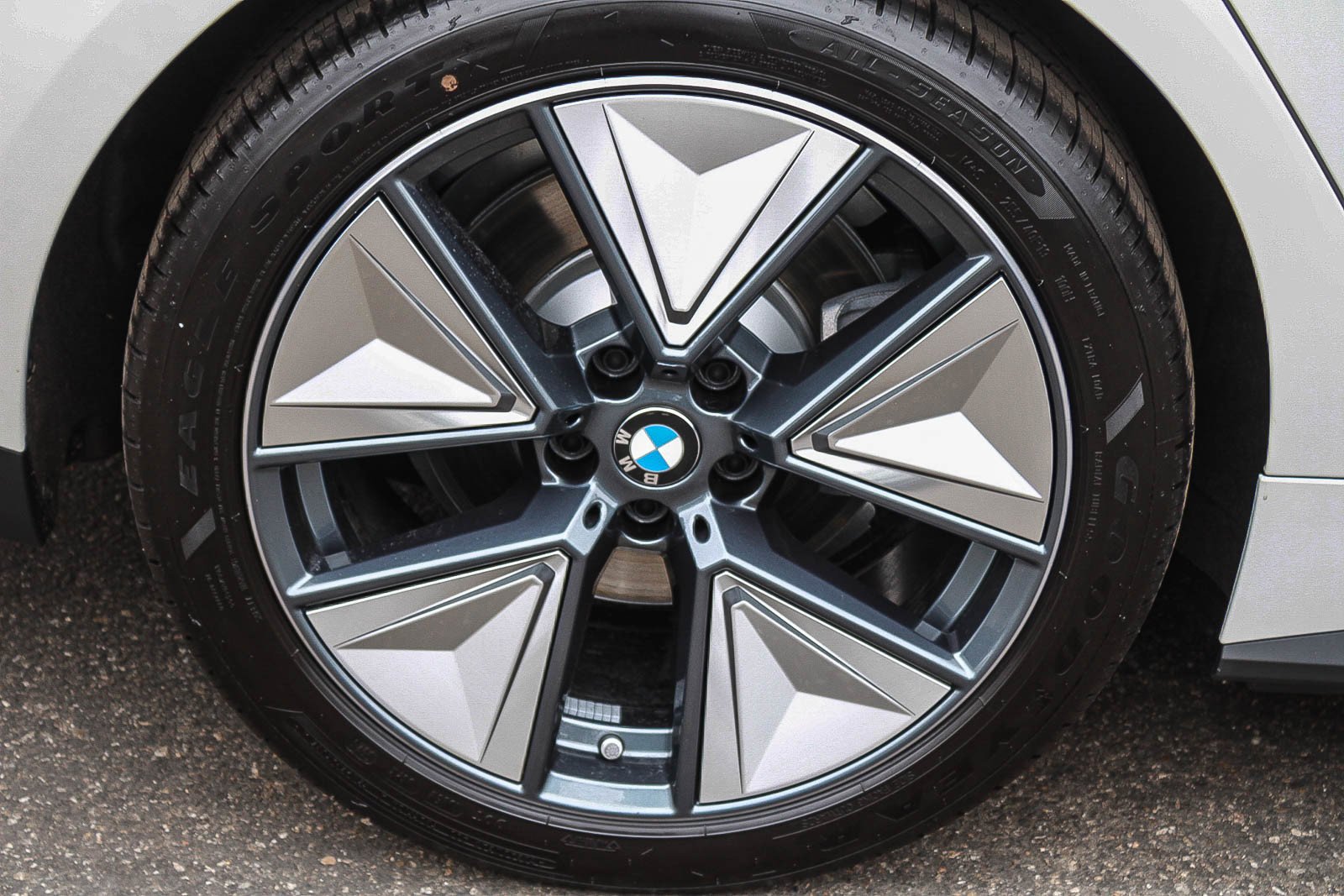 New 2026 Mineral White Metallic BMW eDrive40 image 11