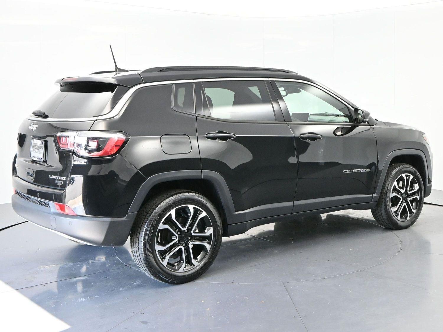 Used 2023 Diamond Black Crystal Pearlcoat Jeep Limited image 7