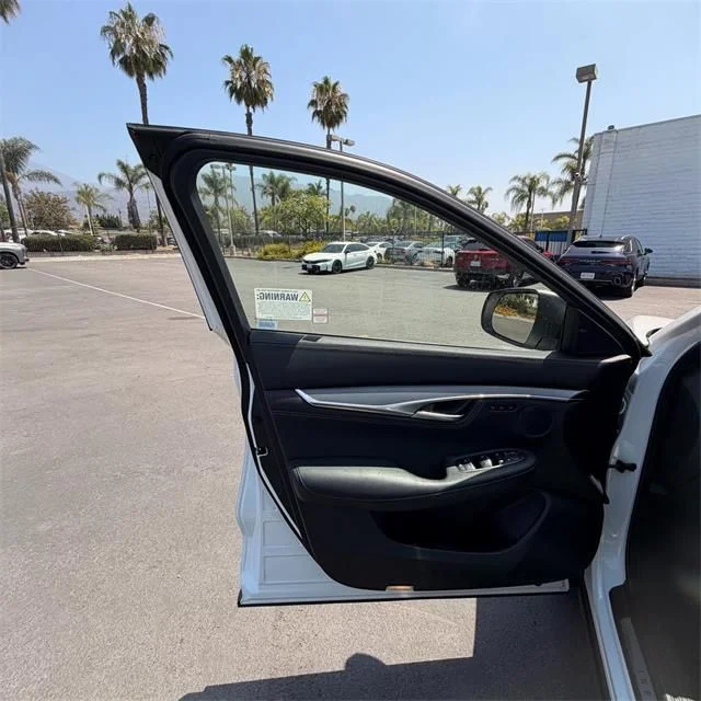Used 2025 White INFINITI LUXE image 14