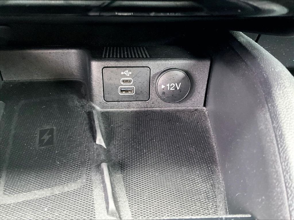 Used 2025 Black Metallic Ford Platinum image 27