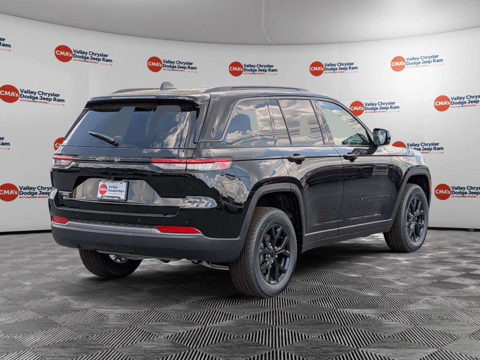 New 2026 Diamond Black Crystal Pearl-Coat Exterior Paint Jeep Laredo Altitude image 5