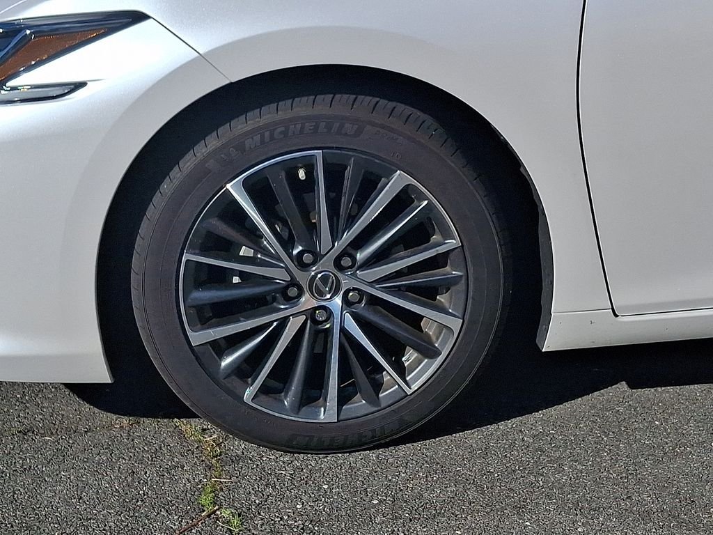 Used 2022 White Pearl Lexus 300h image 8