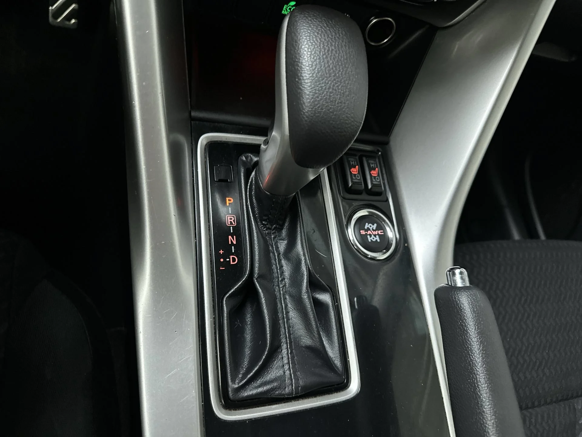 Used 2022 White Diamond Mitsubishi LE image 21