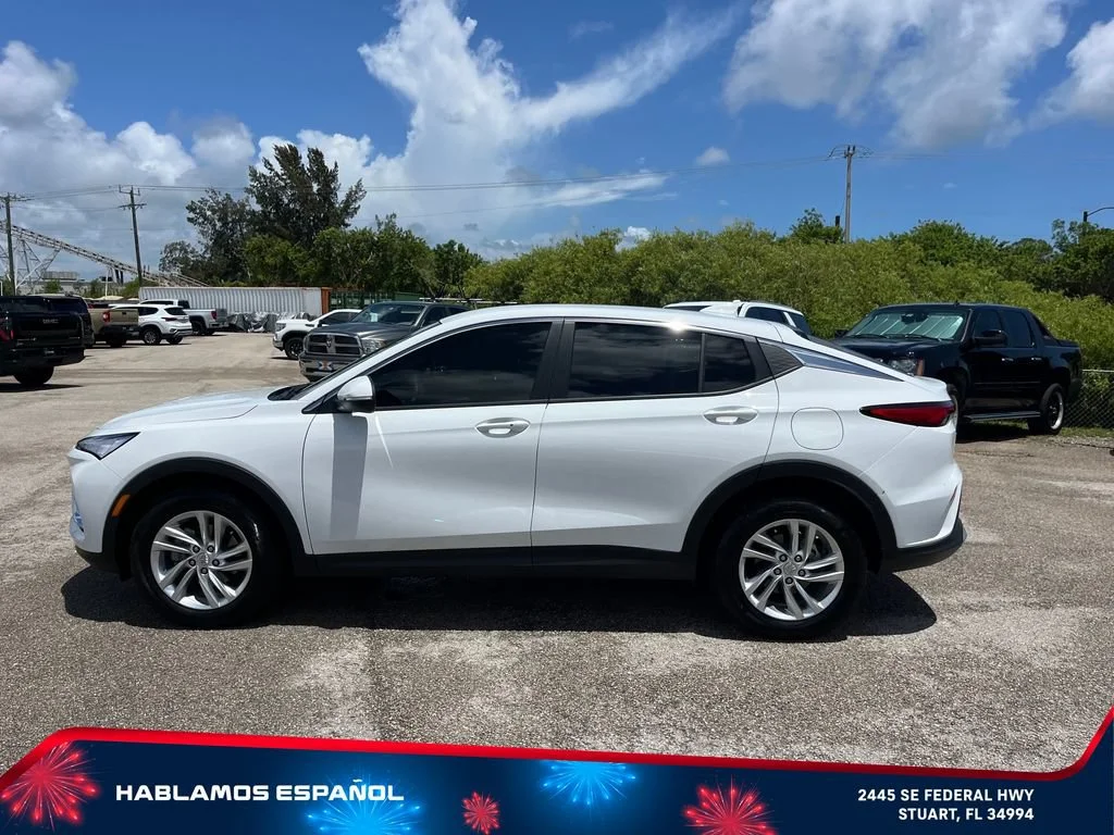 Used 2025 Summit White Buick Preferred image 4