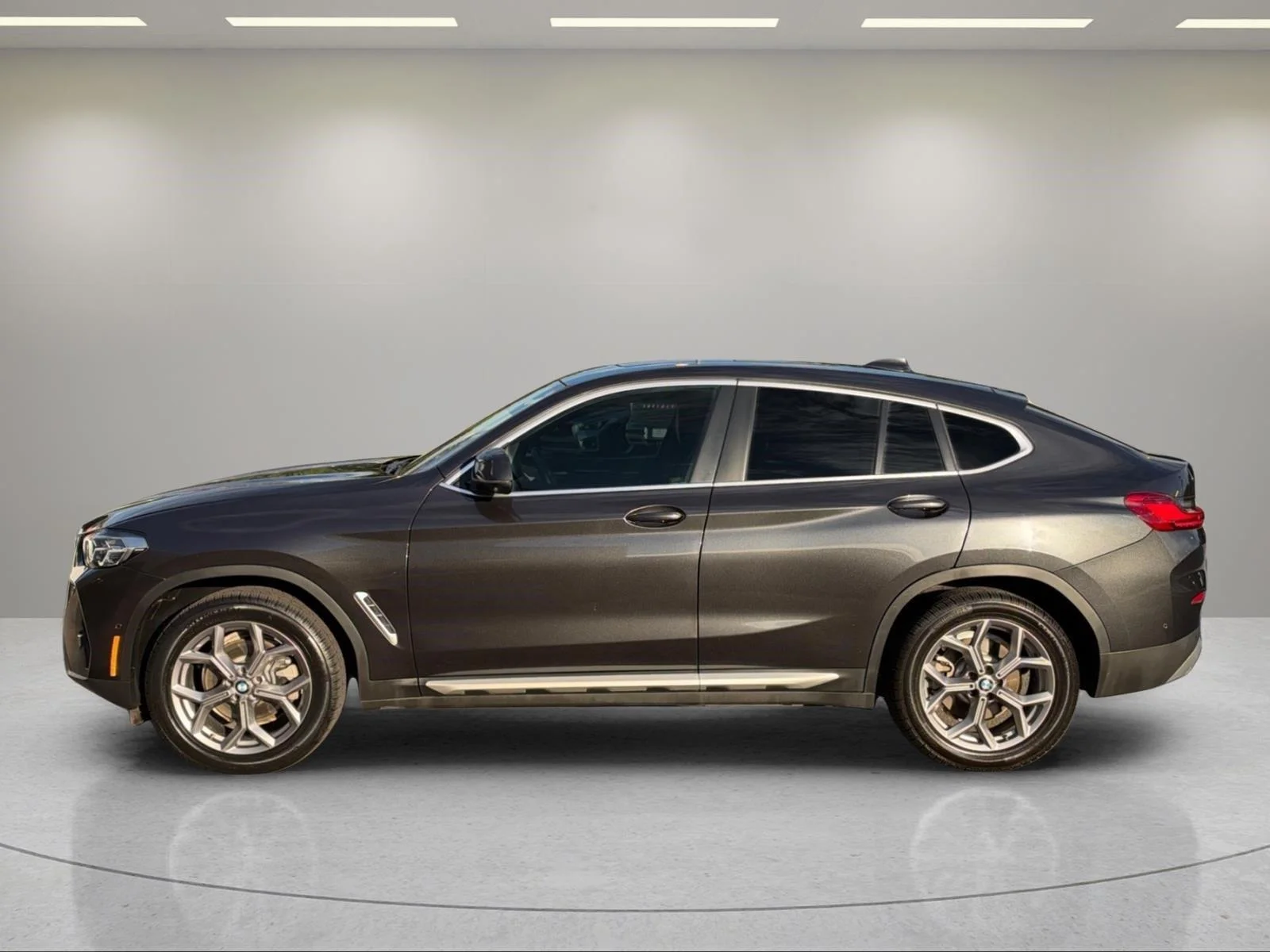 Used 2024 Dark Graphite Metallic BMW xDrive30i image 2