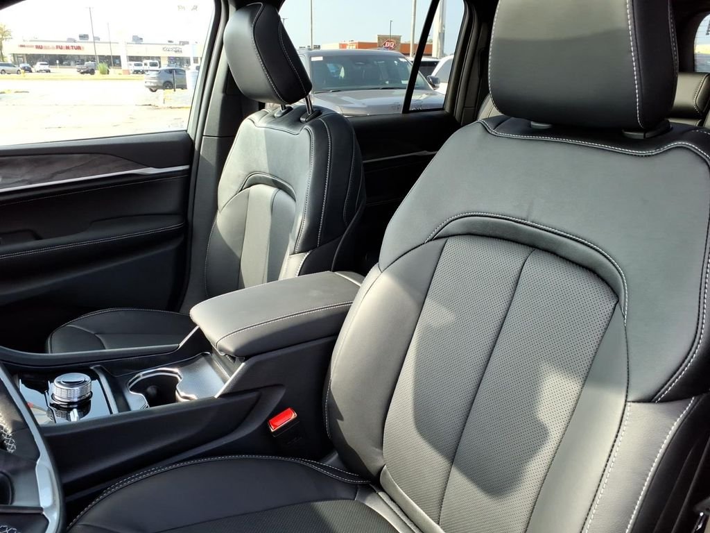 New 2027 High-Gloss Black Paint Jeep Limited Reserve image 9