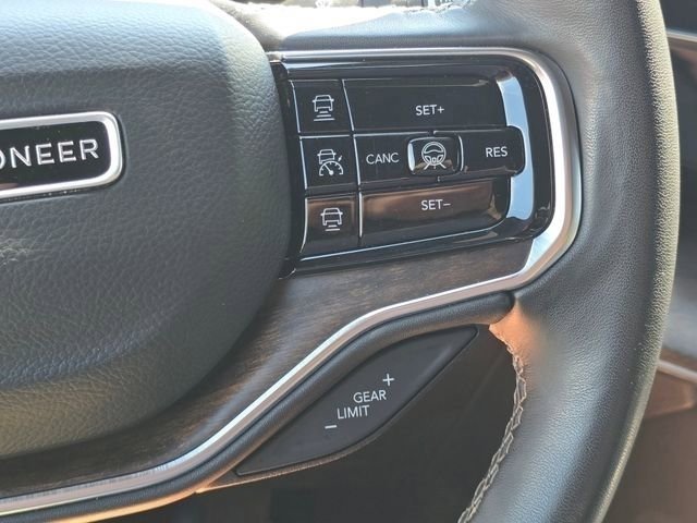 Used 2025 Diamond Black Crystal Pearlcoat Jeep Base image 25