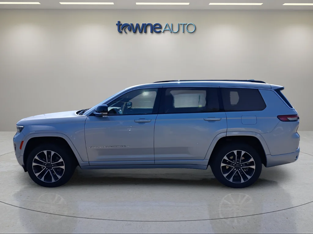 Used 2023 Silver Jeep Overland image 2