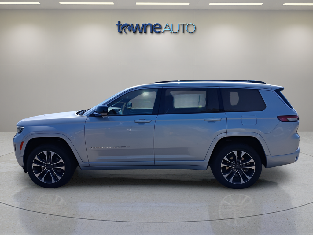 Used 2023 Silver Jeep Overland image 2