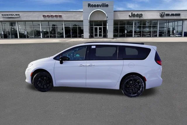 New 2026 Bright White Clear-Coat Exterior Paint Chrysler Limited image 6