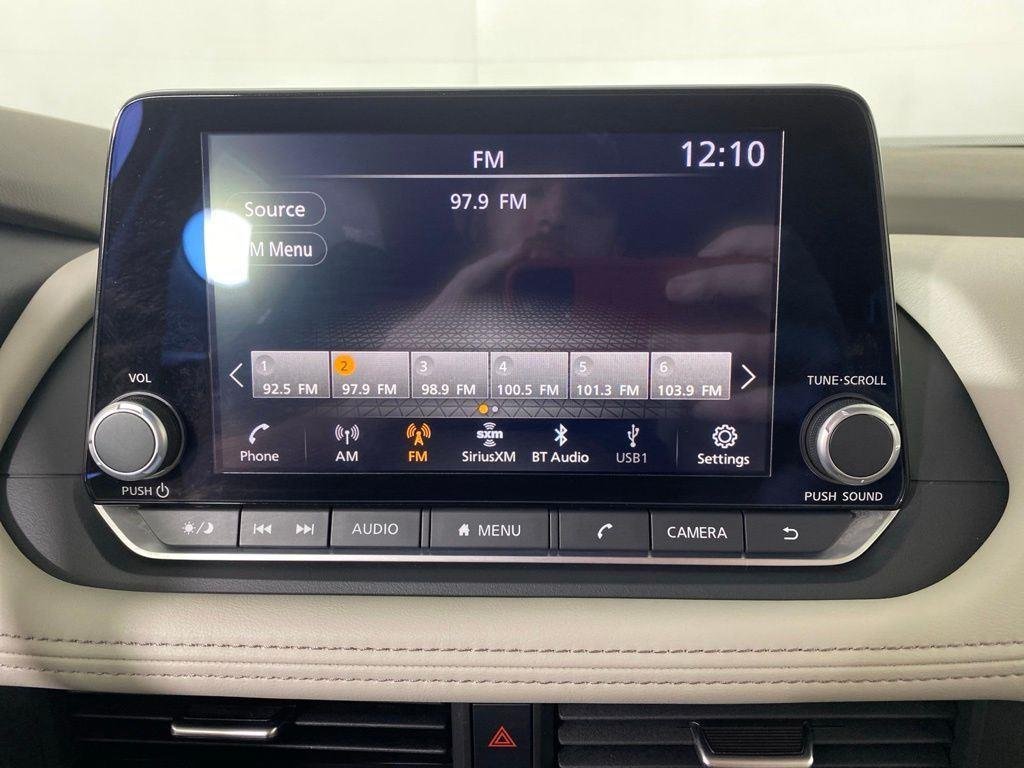 Used 2025 White Pearl Nissan SV image 9