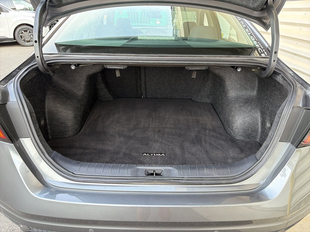Used 2025 Grey Nissan SR image 14