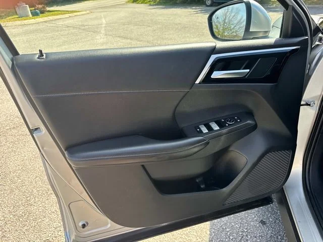 Used 2022 Silver Mitsubishi SE image 27