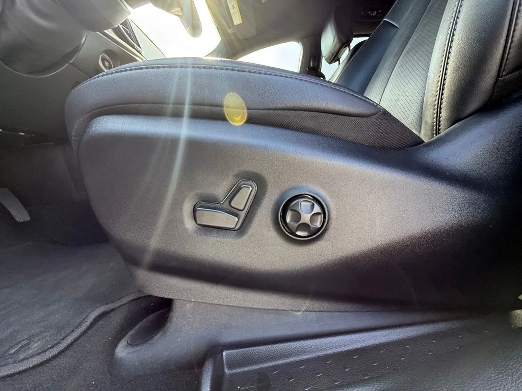 Used 2025 White Chrysler Select image 30