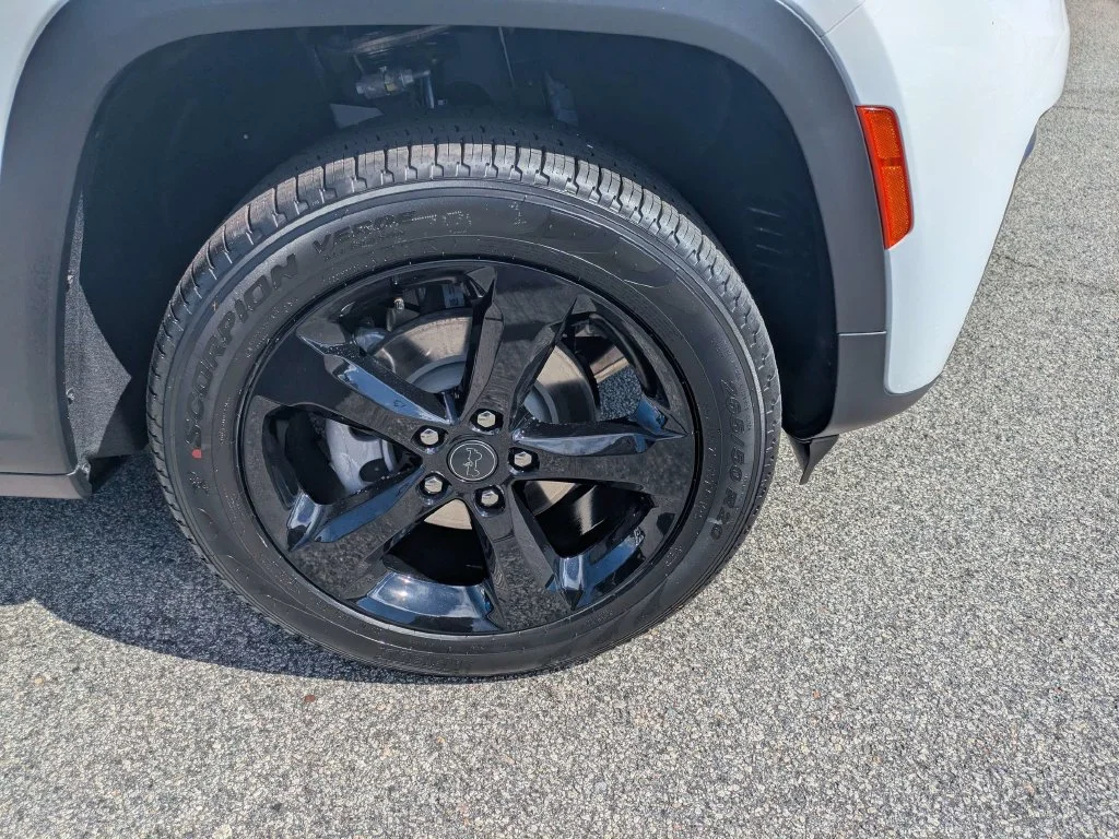 New 2027 Bright White Clear-Coat Paint Jeep  image 11