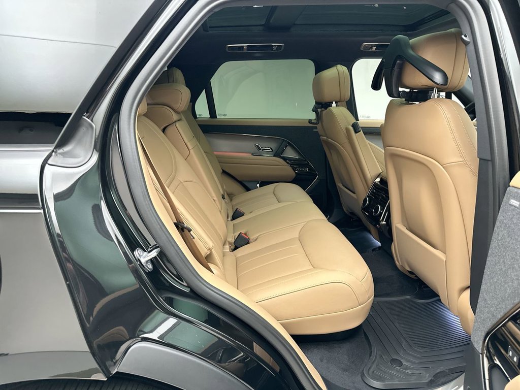 New 2027 Santorini Black Land Rover SE image 7