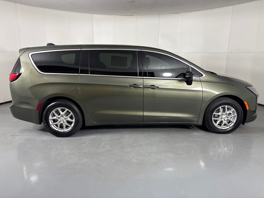 New 2027 Olive Green Pearl-Coat Exterior Paint Chrysler Select image 9