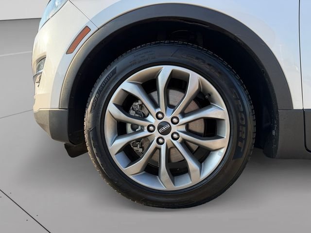 Used 2019 White Platinum Clearcoat Metallic Lincoln Select image 9