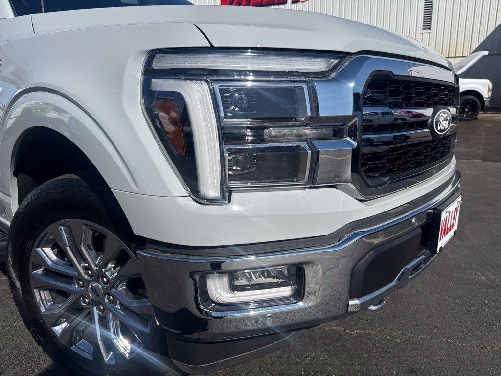 Used 2024  Ford Lariat image 14