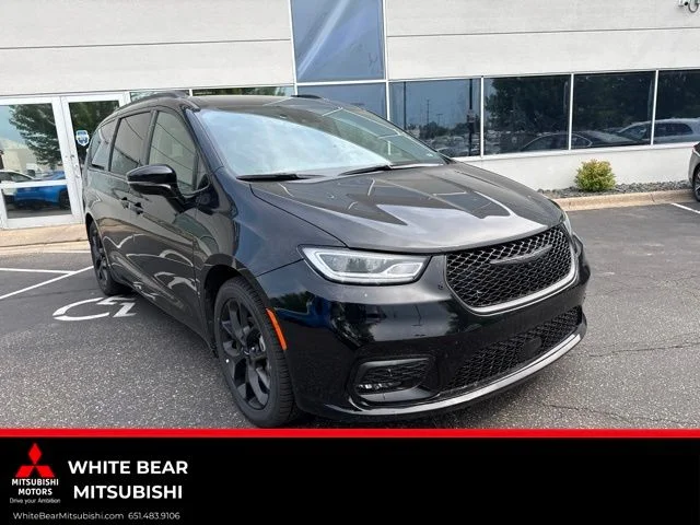 2025 Chrysler Pacifica Limited's photo